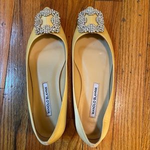 Manolo blahnik hangisi flat